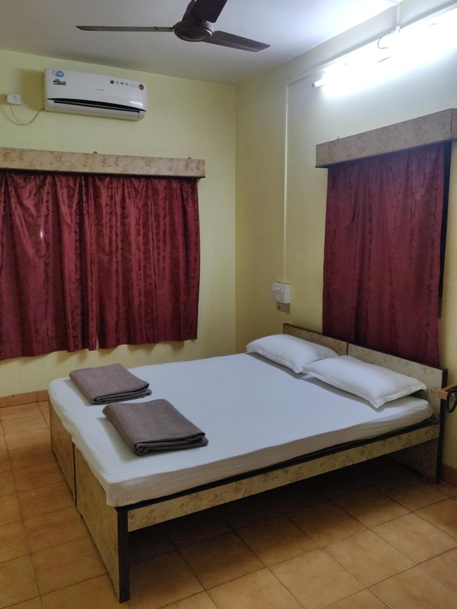 Shraddha Lodge Ratnāgiri Buitenkant foto